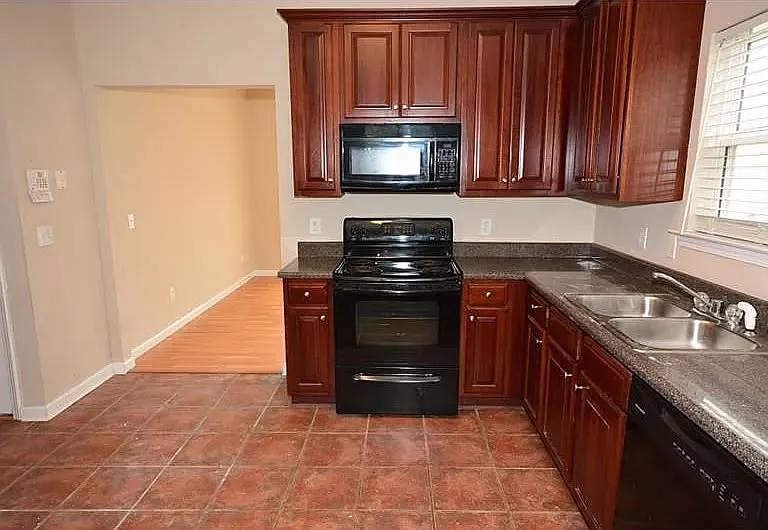 4333 Ben Hill Rd — Photo 5
