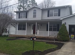 211 Taylor Dr, Hurricane, WV 25526