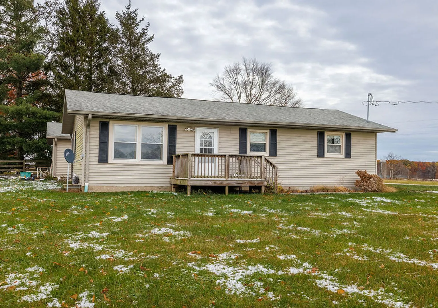 Quiet 3 Bedroom Home with Detached Garage — Photo 1