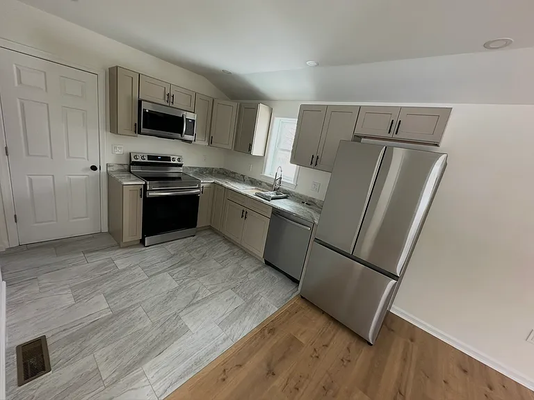 19 Leslie Rd — Photo 1