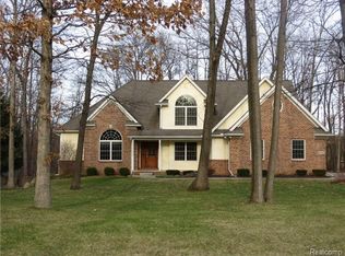 1462 Thorn Ridge Dr, Howell, MI 48843