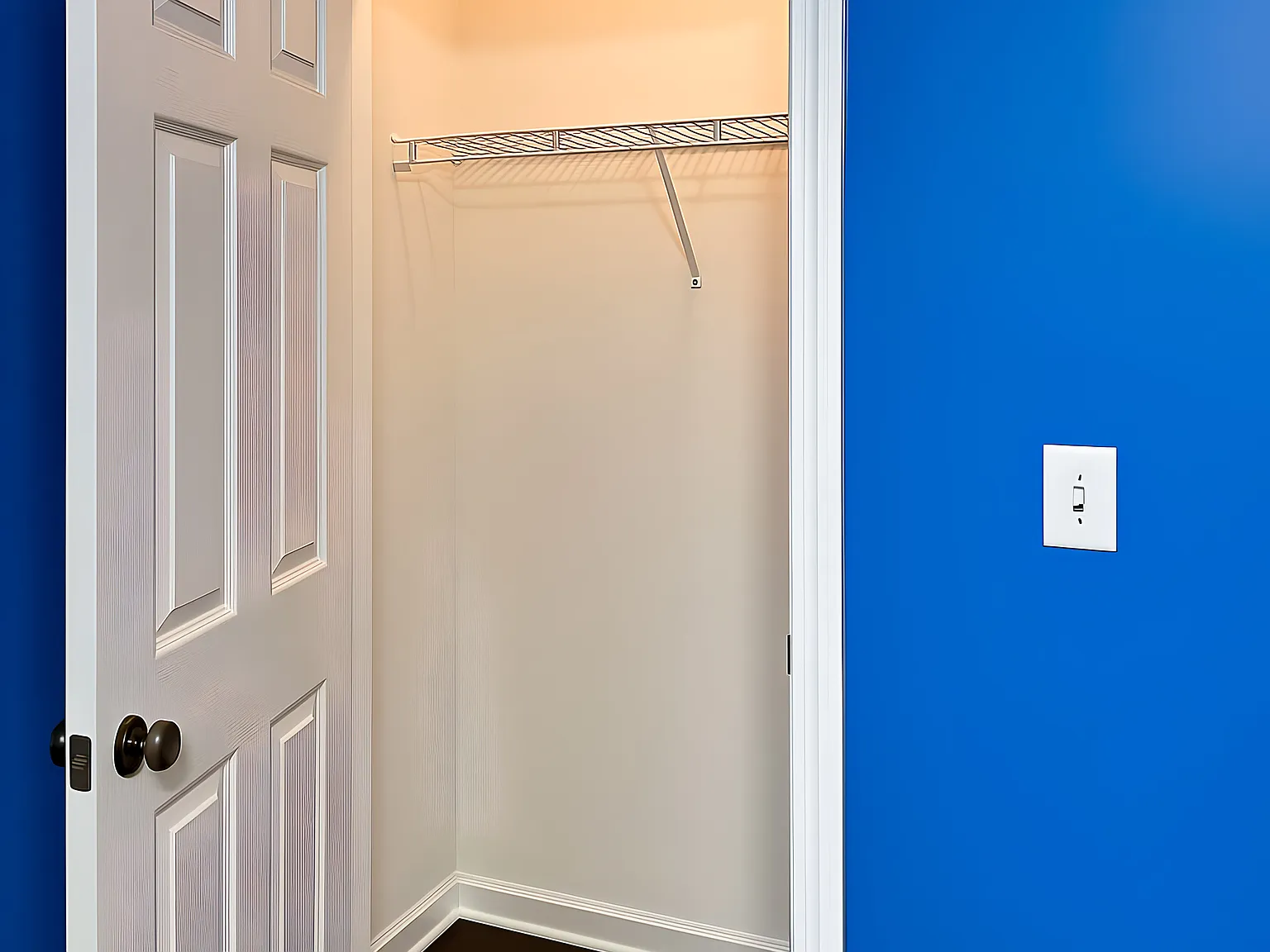2 bed, 2.0 bath, 3300 sqft, $1,291 — Photo 2