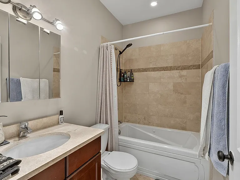 Hinman Court Condos — Photo 40
