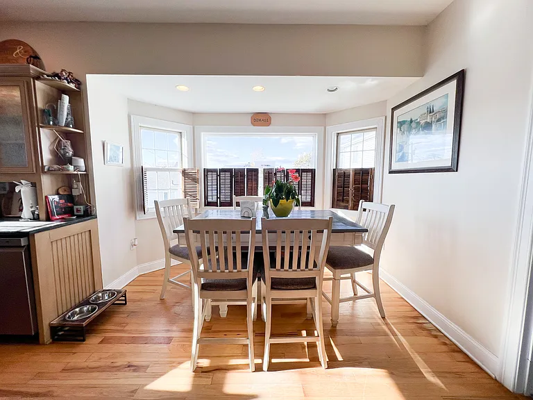 712 E Broadway — Photo 14