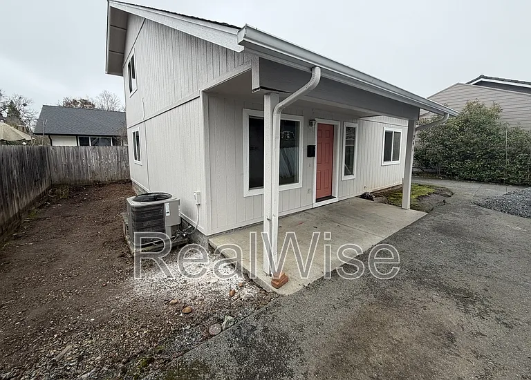 241 NE School St — Photo 1