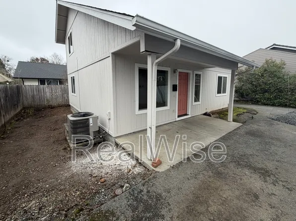 241 NE School St, Grants Pass, OR 97526