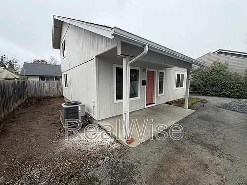 241 NE School St Photo 1