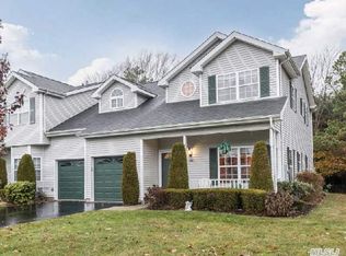 101 Willow Wood Dr, Oakdale, NY 11769