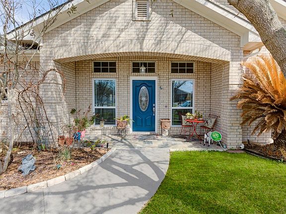 5th image of 208 Sam Houston Dr