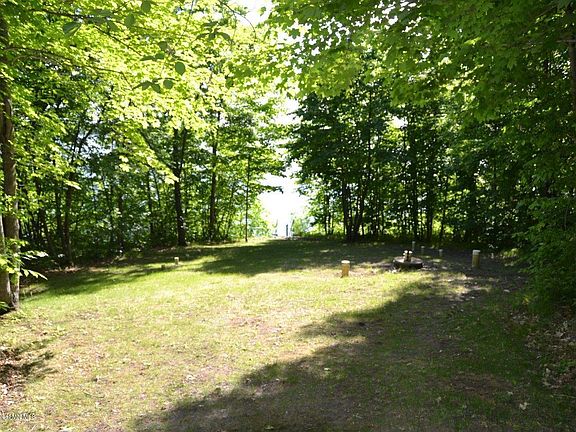 3rd image of 44985 Crystal Hills Dr