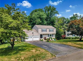 14 Pioneer Trl, Trumbull, CT 06611