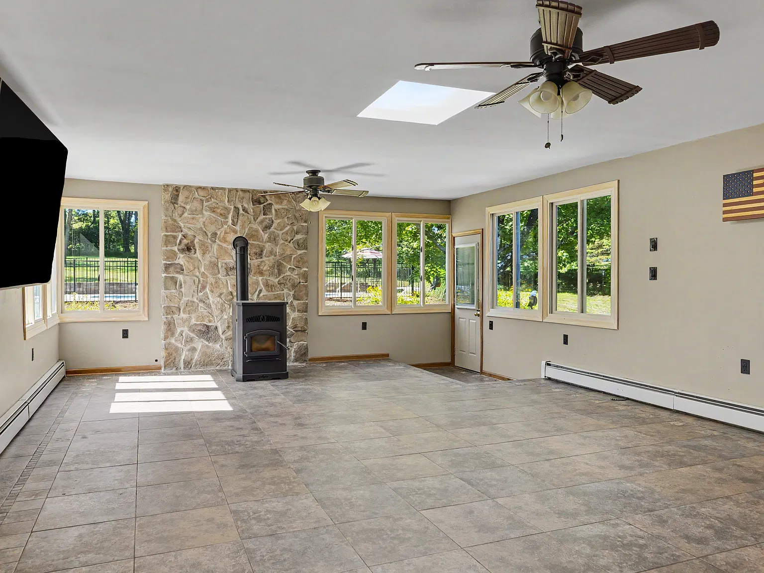 3 bed, 2.5 bath, $4,200 — Photo 4