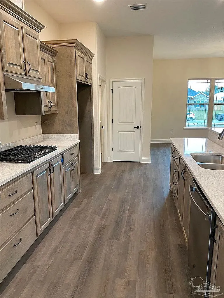 4 bed, 2302 sqft, $2,600 — Photo 3