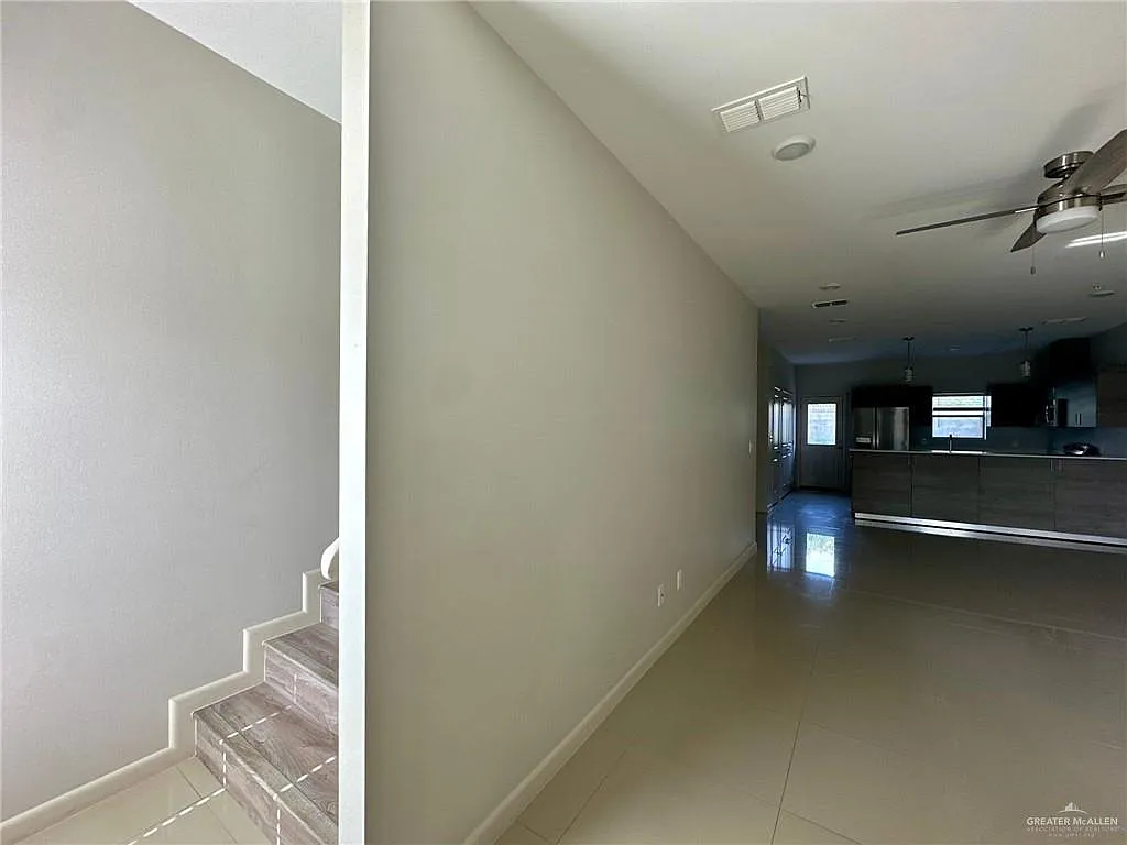 3 bed, 2.5 bath, 1400 sqft, $1,400 — Photo 3