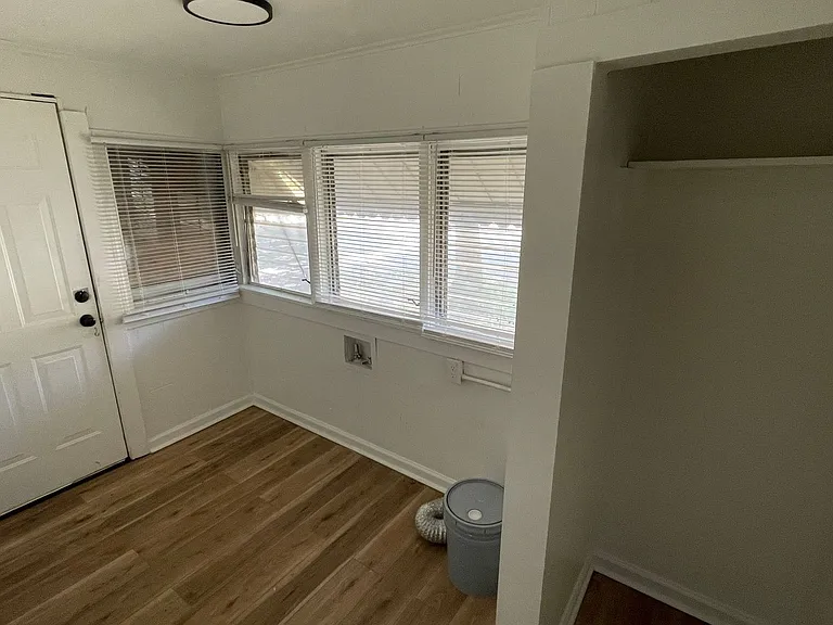 1322 W 21st St — Photo 11