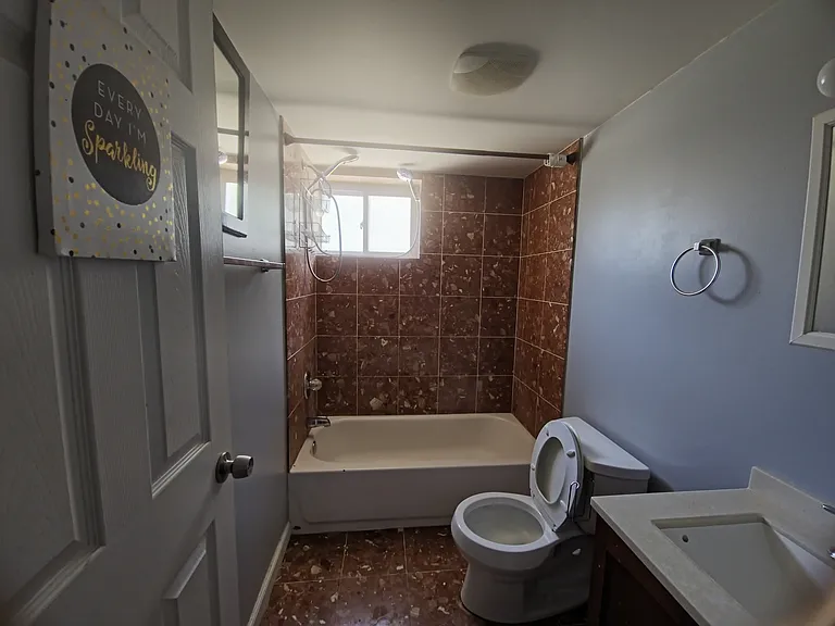 2317 Roslyn Ave — Photo 5