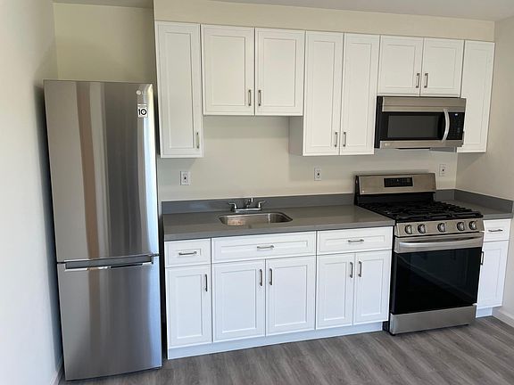 5th image of 2832 Macdonald Ave