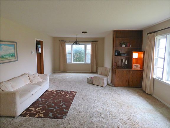 Living room/formal dining room