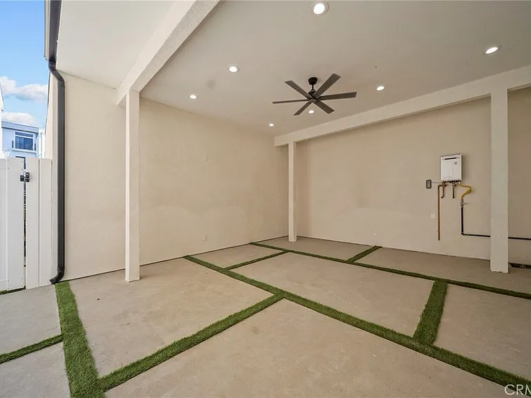 11488 Burbank Blvd — Photo 19