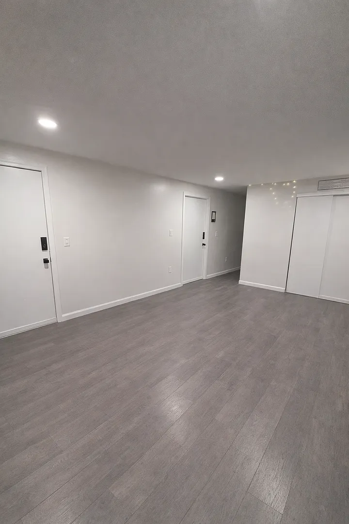Brand New Remodeled 2 Bedroom Apartment! Walk to LaSalle Market Perfect Location! — Photo 4