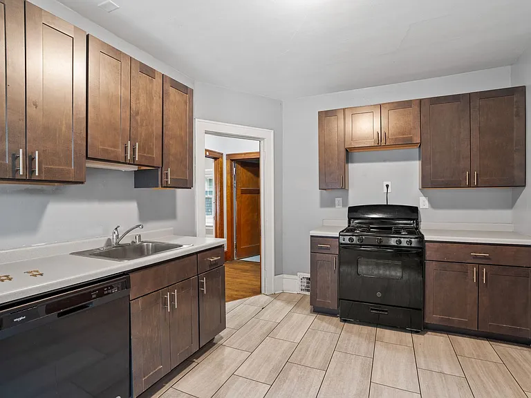 3040 N Maryland Ave — Photo 8