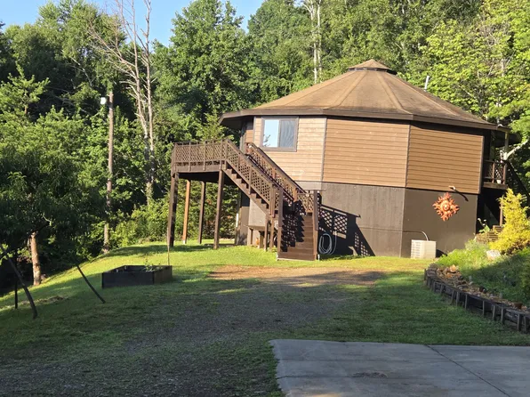 281 Bearwallow Trl, Canton, NC 28716