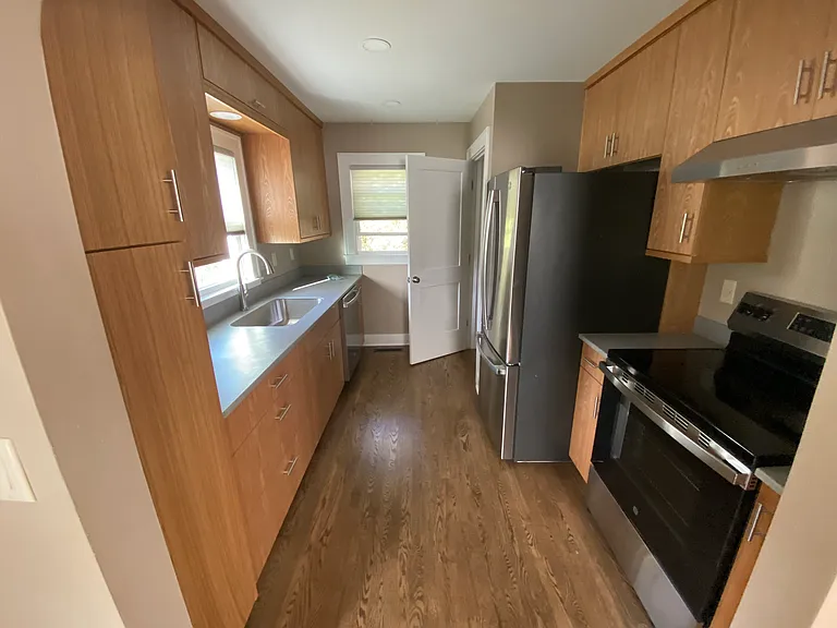 2921 E Mier Rd — Photo 3