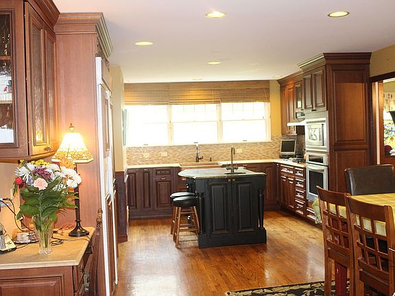 Open Kitchen w/center island
