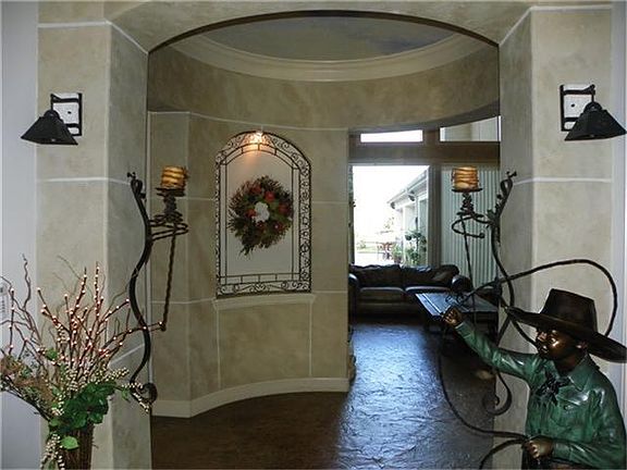 From the moment you enter, you see luxury touches everywhere - starting with the entry rotunda complete with art niche's and recessed lighting.