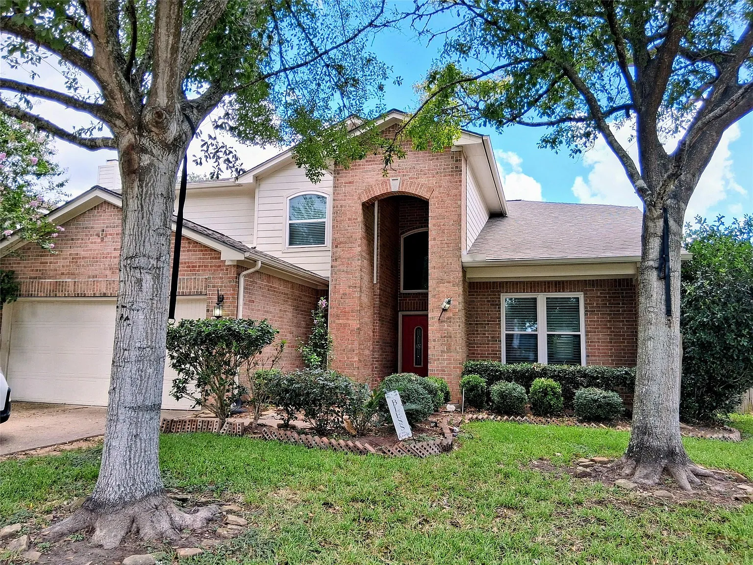 5 bed, 2.5 bath, 2592 sqft, $2,800 — Photo 1