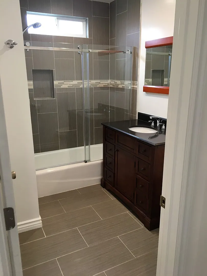 Spacious Four Bedroom Home In Ladera Heights — Photo 3