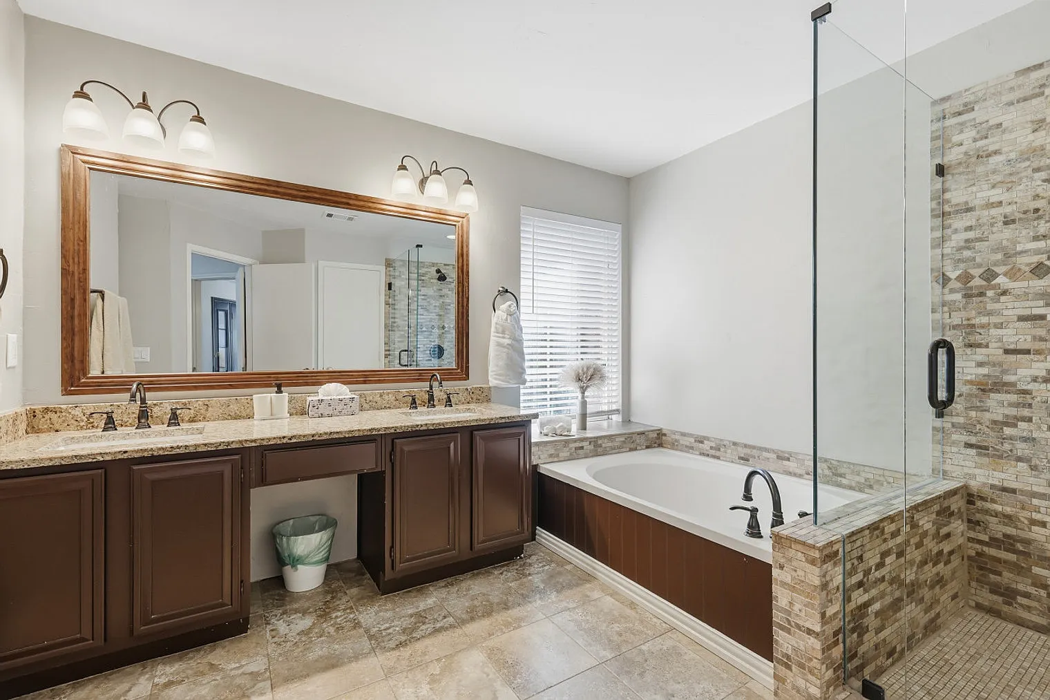 3 bed, 3.0 bath, 19288 sqft, $7,207 — Photo 3