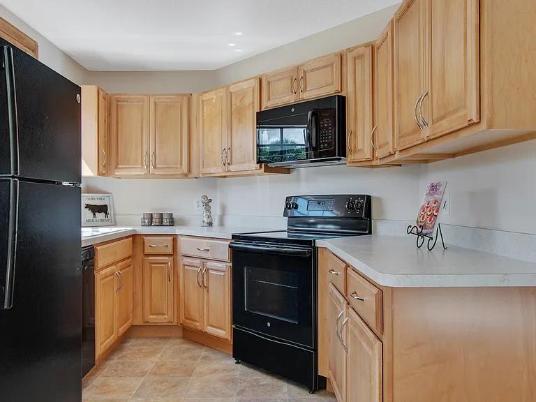 100B Coral Reef Ct N — Photo 8