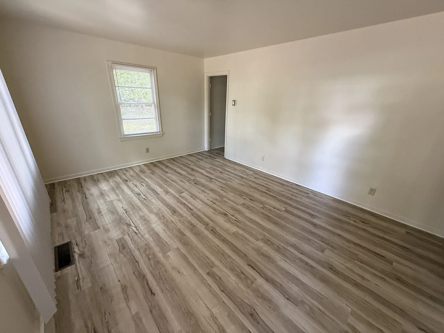 2 bed, $1,000 — Photo 2