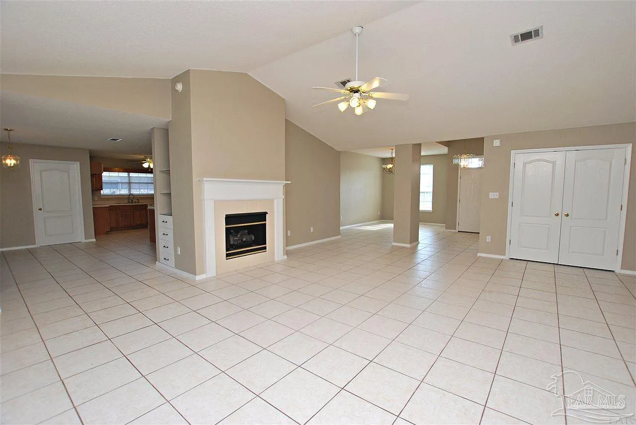 4 bed, 2.0 bath, 2750 sqft, $2,200 — Photo 4