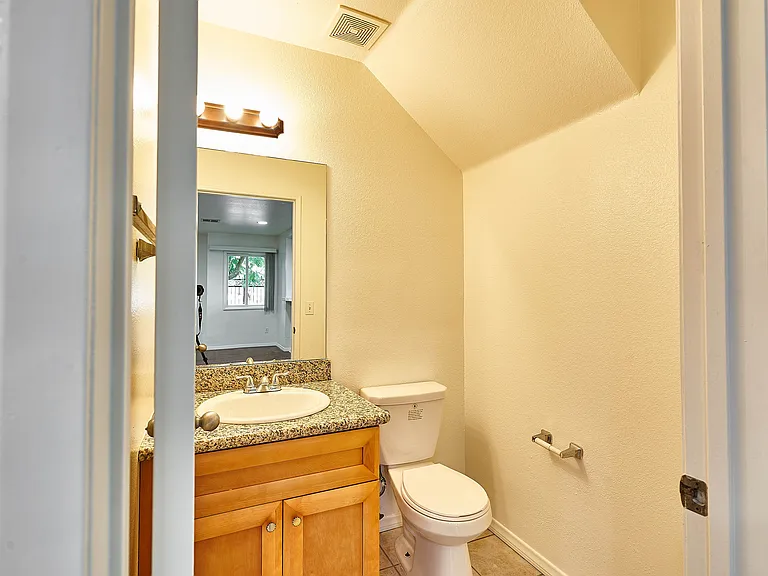 1189 W 36th St — Photo 11
