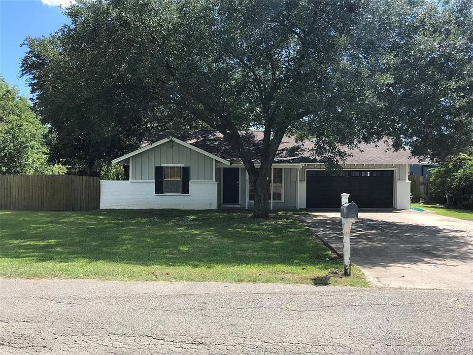 1st image of 204 Honeysuckle Dr