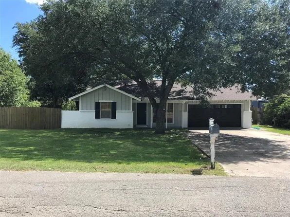 204 Honeysuckle Dr, Baytown, TX 77520