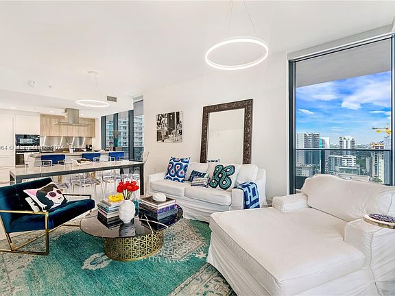 4th image of 1000 Brickell Plz #2212