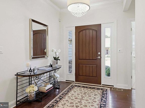 3rd image of 6 Leonardo Ln