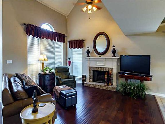 4th image of 10464 Plum Creek Dr