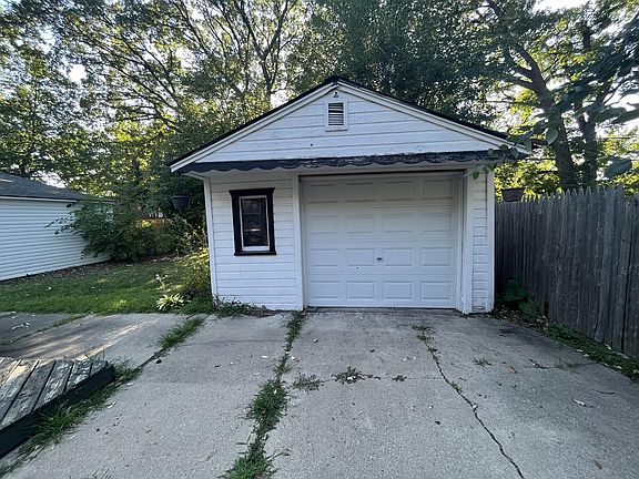 3rd image of 19329 Sussex St