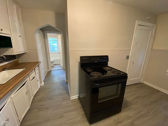 5th image of 1464 N Gladstone Ave