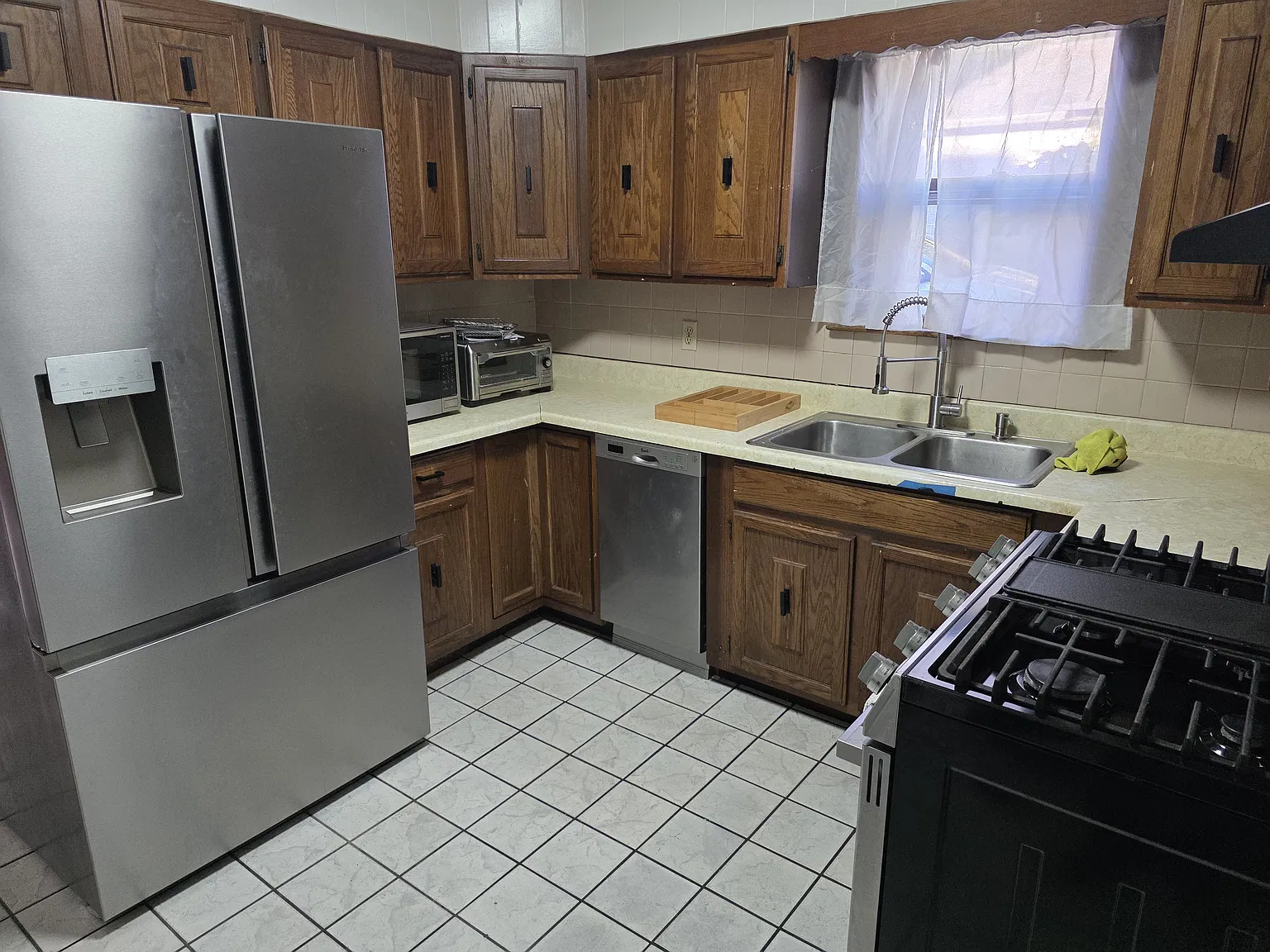 3 bed, 1200 sqft, $1,800 — Photo 2