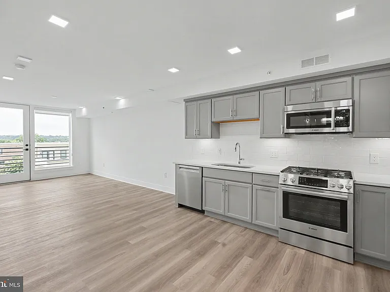 701 N Henry St #502 — Photo 26