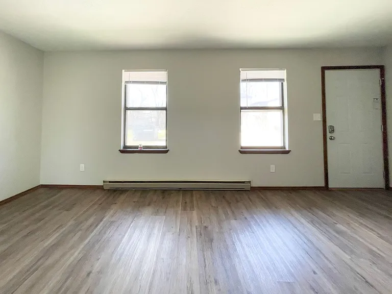 East Memorial Apartments — Photo 31