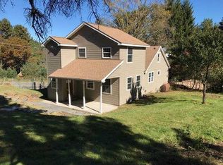 220 Twin Lakes Rd, Shohola, PA 18458