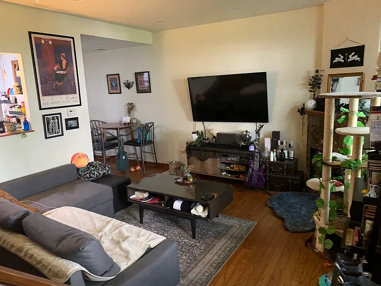 2840 N Southport Ave #COACH HOUSE — Photo 2