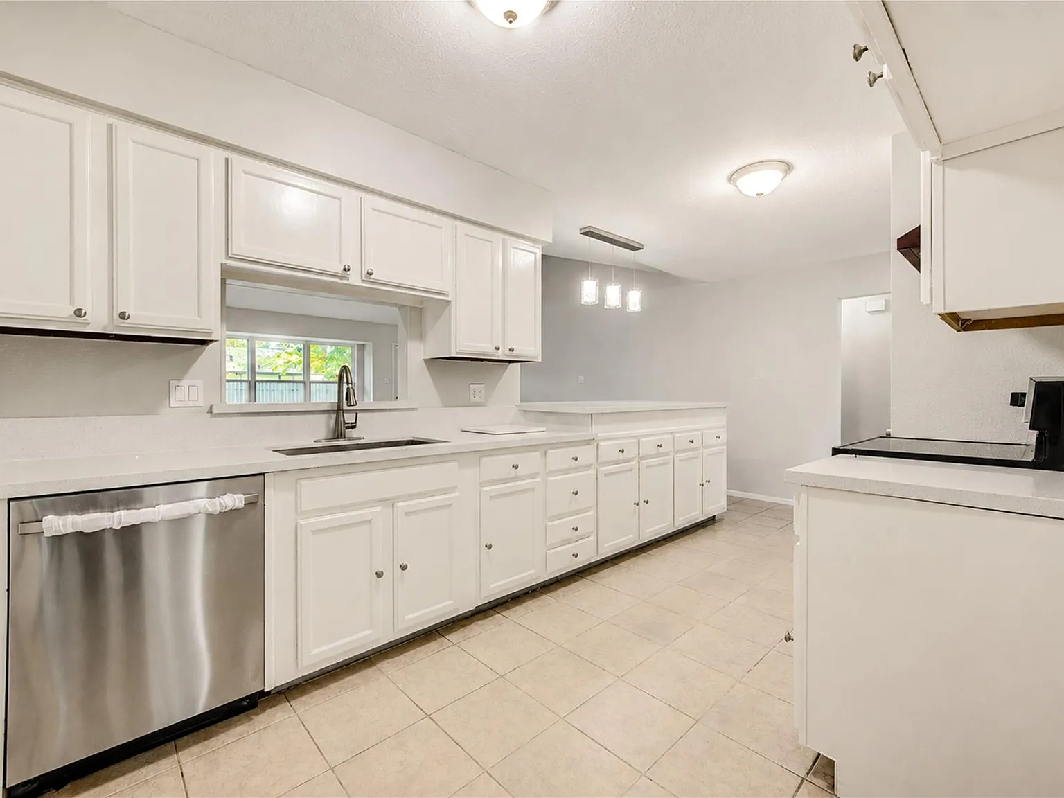3 bed, 2.0 bath, 1584 sqft, $1,980 — Photo 3