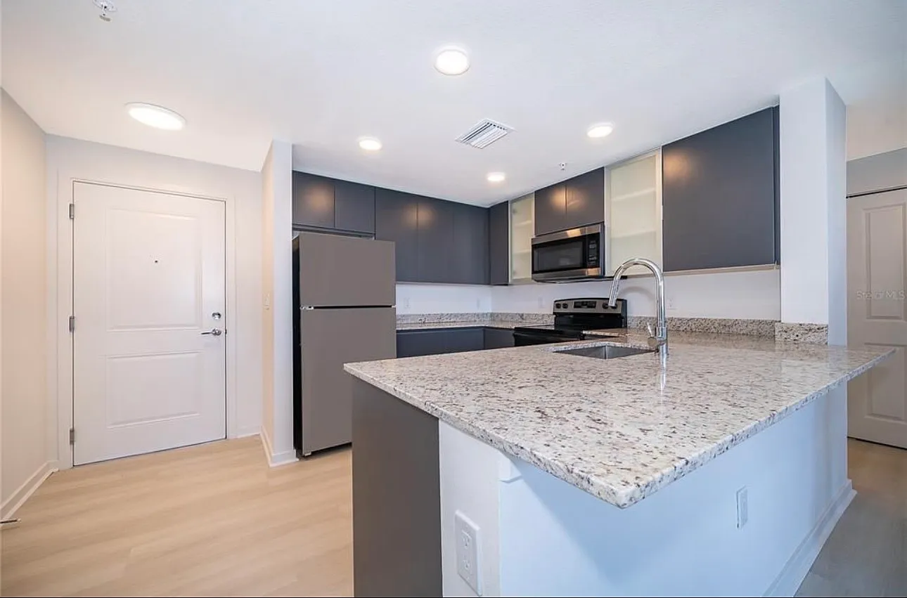 3 bed, 1050 sqft, $1,850 — Photo 2